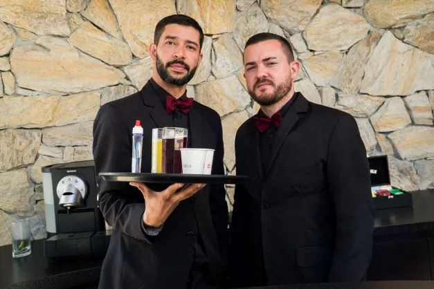 Garçons da Flow Time servindo bebidas em evento